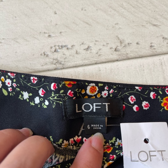 Loft floral shorts. These shorts have a ruffled hem. Size 6.  NWT - Picture 5 of 6